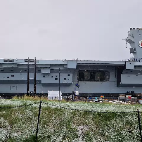 10 HMS Queen Elizabeth