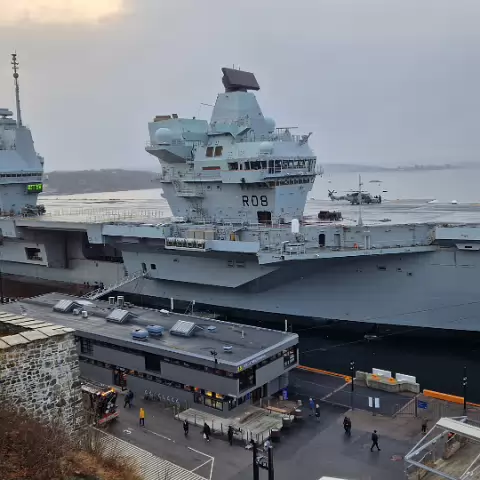 19 HMS Queen Elizabeth