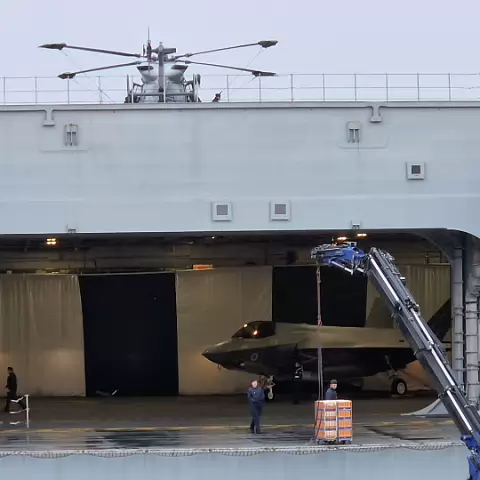 23 HMS Queen Elizabeth