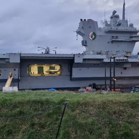 25 HMS Queen Elizabeth