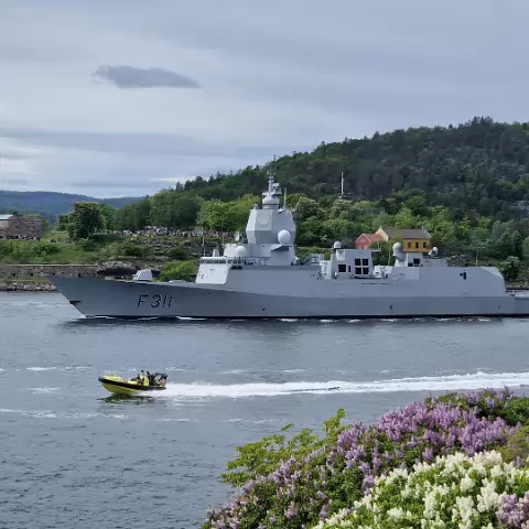 10 KNM Roald Amundsen in Oslo