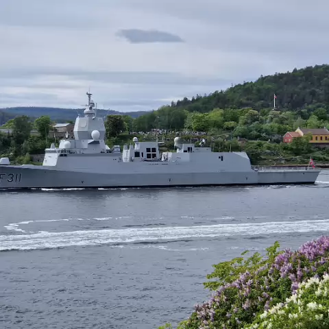 11 KNM Roald Amundsen in Oslo