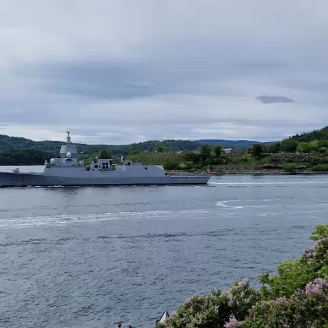 13 KNM Roald Amundsen in Oslo