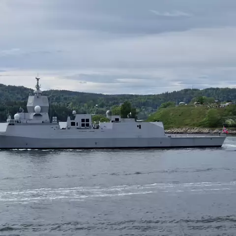 16 KNM Roald Amundsen in Oslo