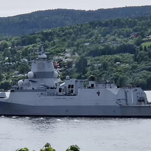 18 KNM Roald Amundsen in Oslo