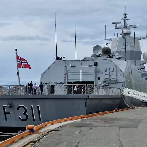 2 KNM Roald Amundsen in Oslo