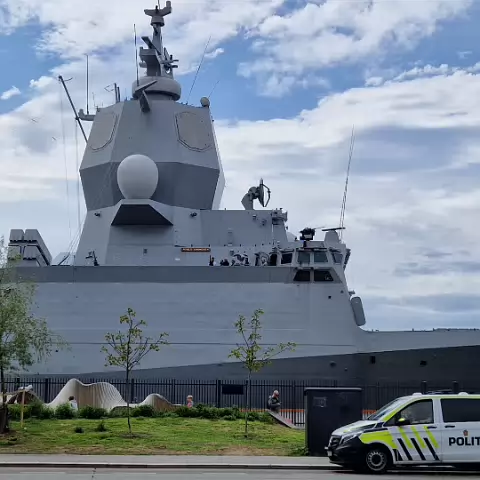 6 KNM Roald Amundsen in Oslo