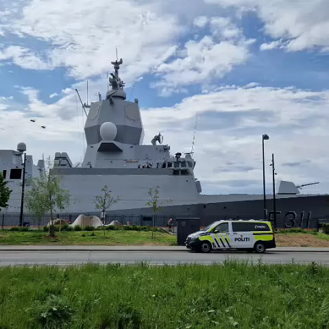 7 KNM Roald Amundsen in Oslo