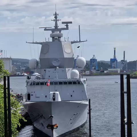 8 KNM Roald Amundsen in Oslo