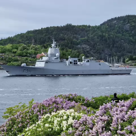 9 KNM Roald Amundsen in Oslo