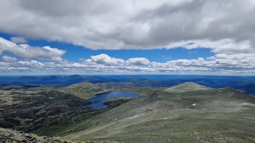 Utsikt fra Gaustatoppen mot Heddersvatn