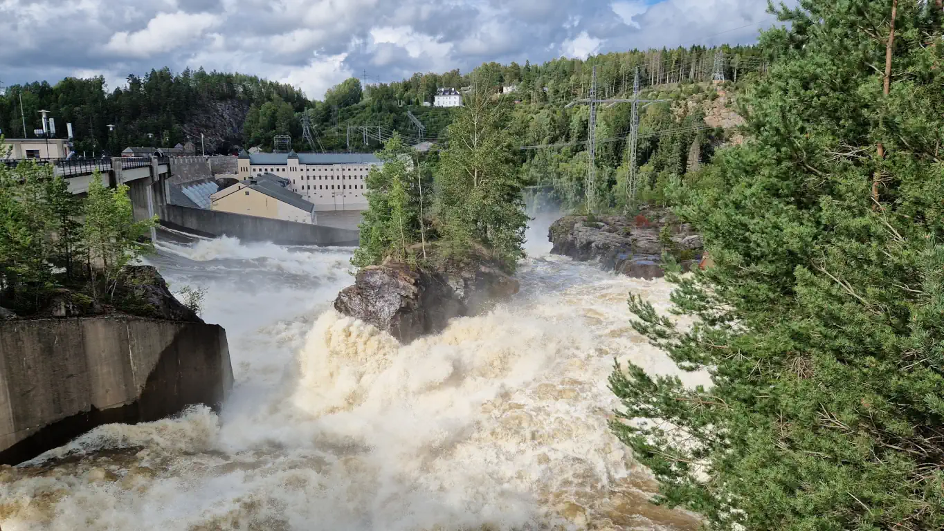 Høy vannføring ved Solbergfoss og Vamma kraftverk etter «Hans»