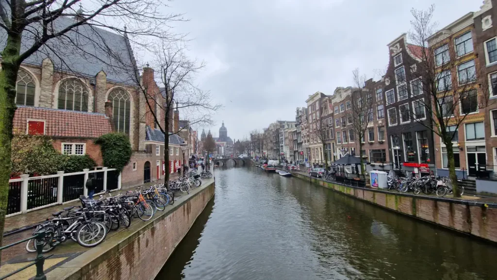 Oude Kerk og kanalene i Amsterdam