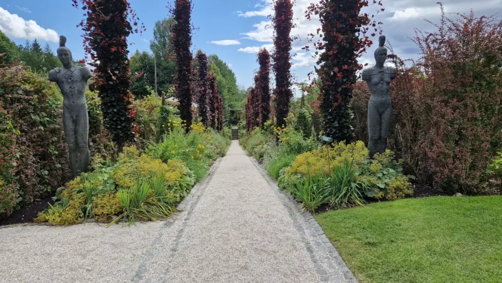 Blomsteralléen i Havlystparken mot Pagoden