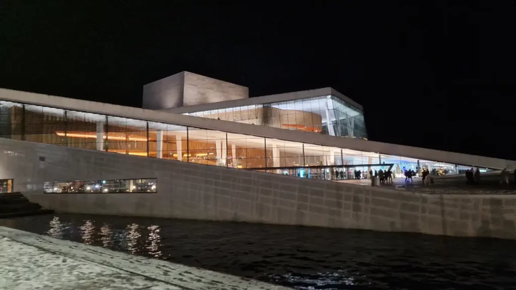 Operaen by night