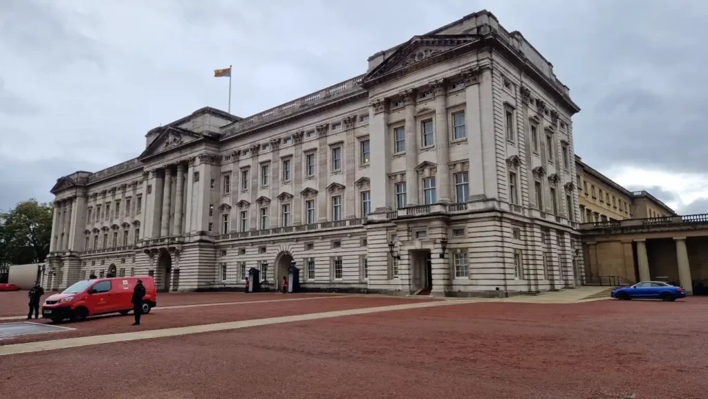 Royal Mail på vei ut fra Buckingham Palace