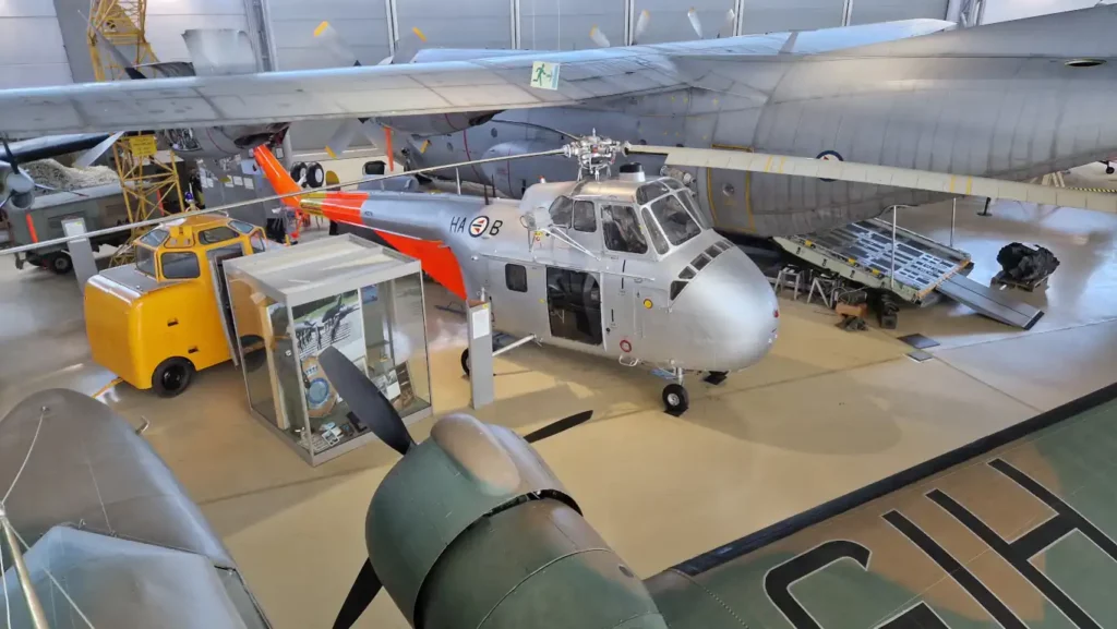 Lockheed C-60A Lodestar, Sikorsky H-19D-4 Chickasaw og Lockheed C-130H Hercules