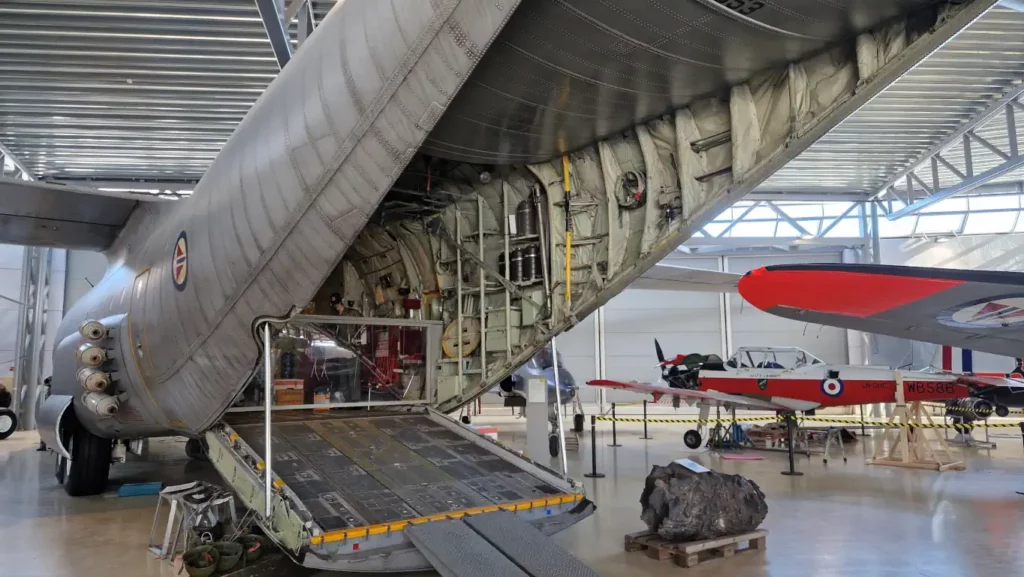 Lockheed C-130H Hercules, en lavastein fra Bjørnøya og De Havilland DHC-1 Chipmunk