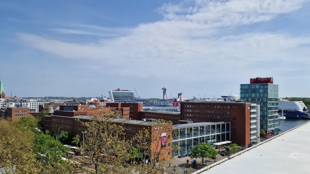 Utsikt mot Norwegenkai, MS Color Fantasy og German Naval Yards i Kiel