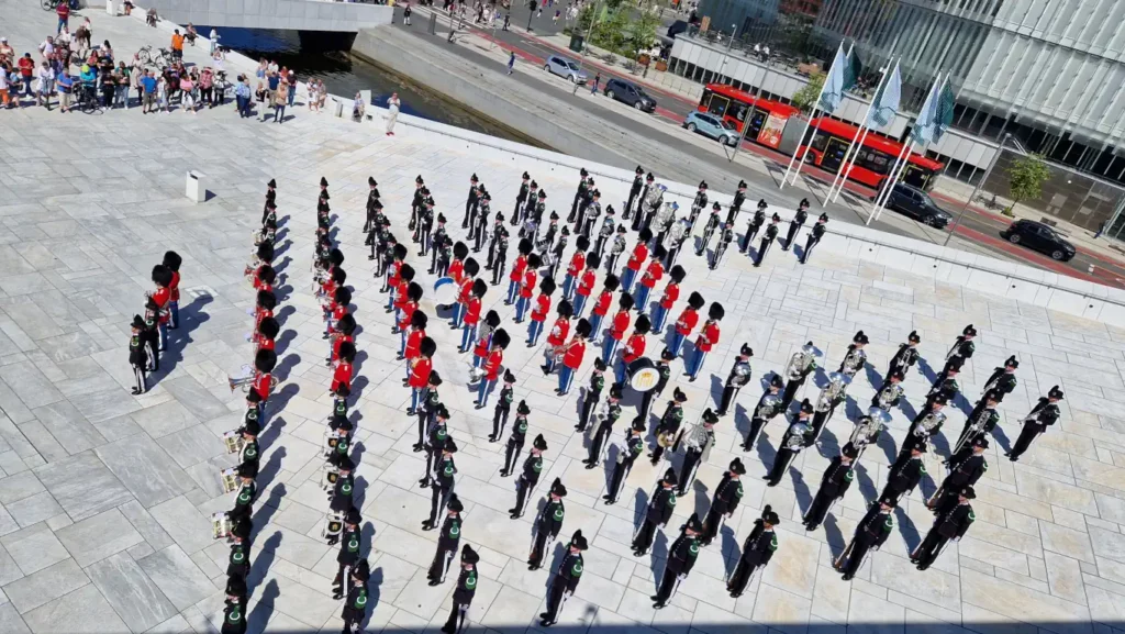 Hans Majestet Kongens Garde og Den Kongelige Livgardes Musikkorps på Operaen