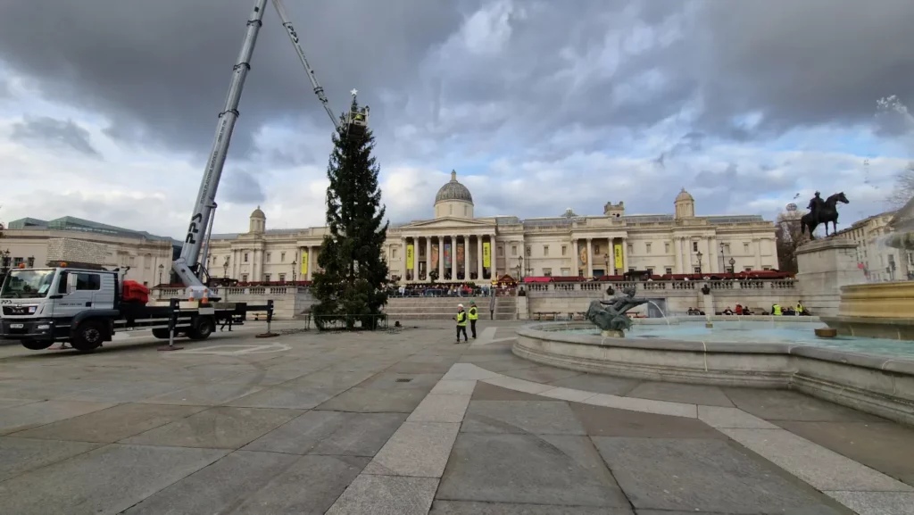 Juletreet på Trafalgar Square får stjerna på plass