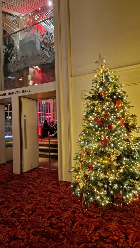 Juletreet ved Paul Hamlyn Hall