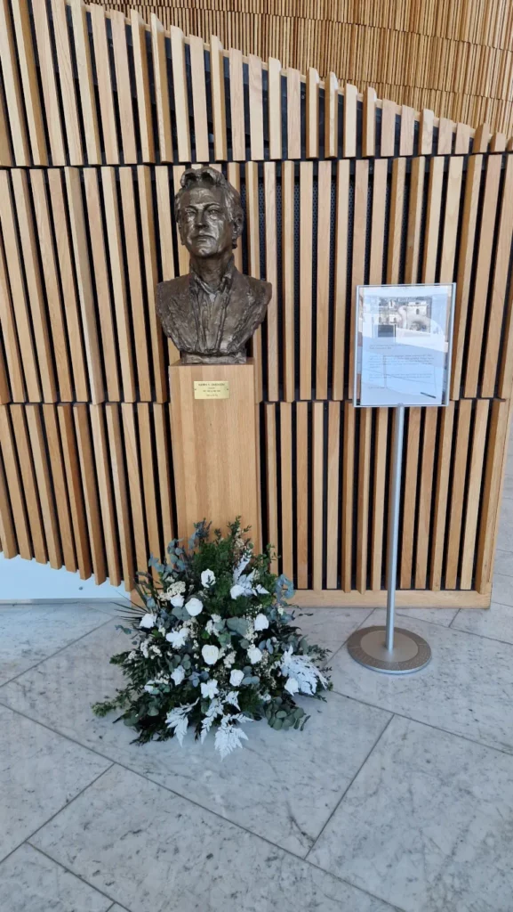 Byste av Bjørn Simensen i foajeen i Operaen