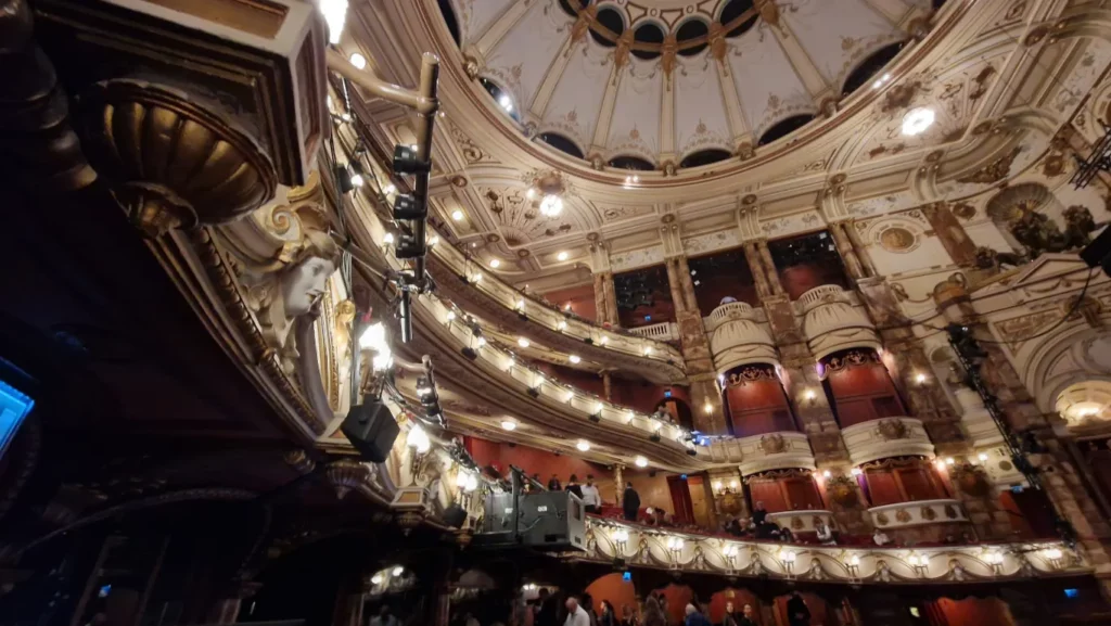 London Coliseum har 2359 seter