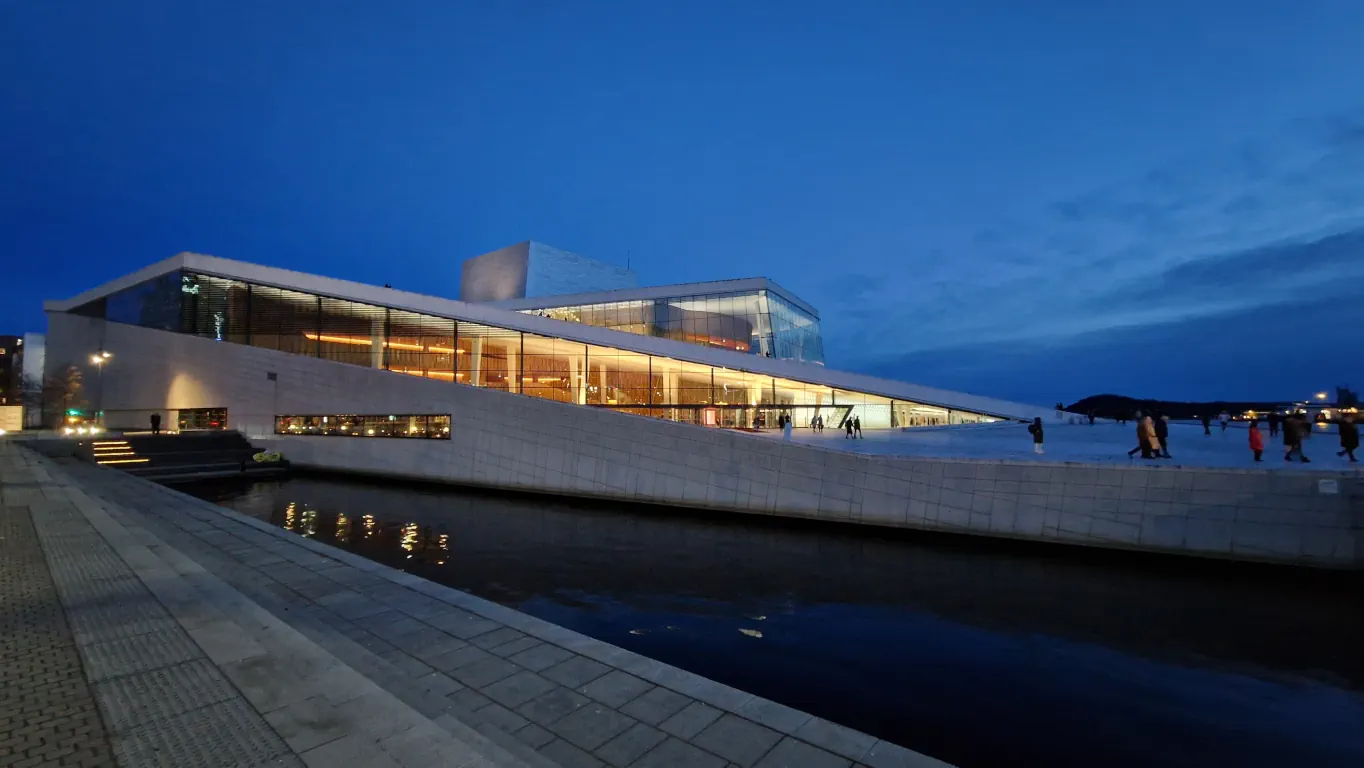 Operaen by night etter førpremieren på Maria