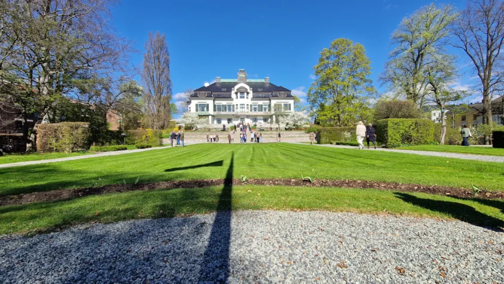 Villa Otium med omgivelser og flagg på halv stang
