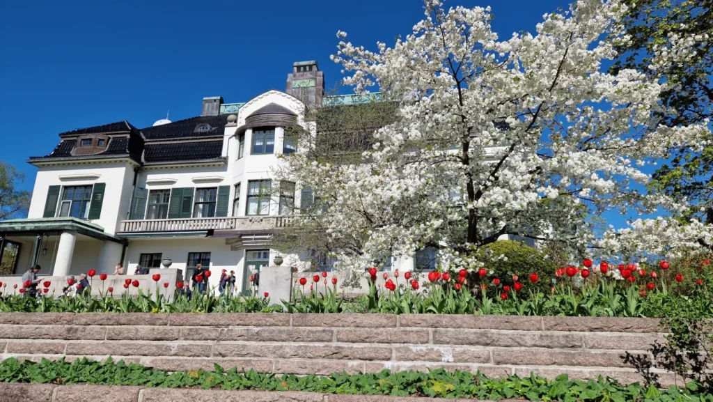 Tulipaner og høstfarger rundt Villa Otium