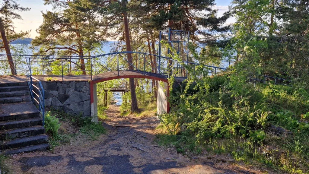 Gangbro ved administrasjonsbygningen på Ingierstrand bad