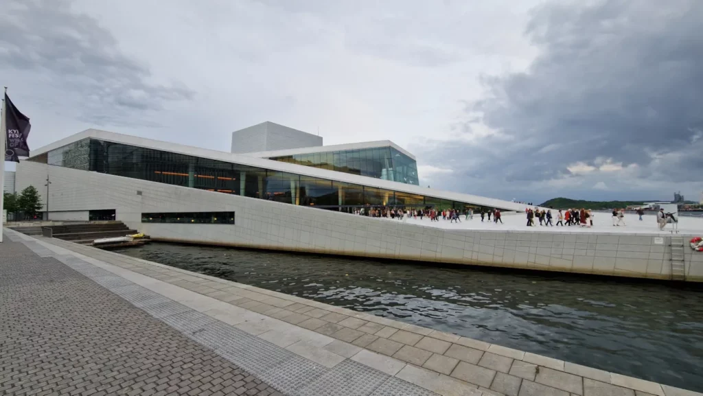 Operaen kveldstid med festivalflagg og fasadeutstilling