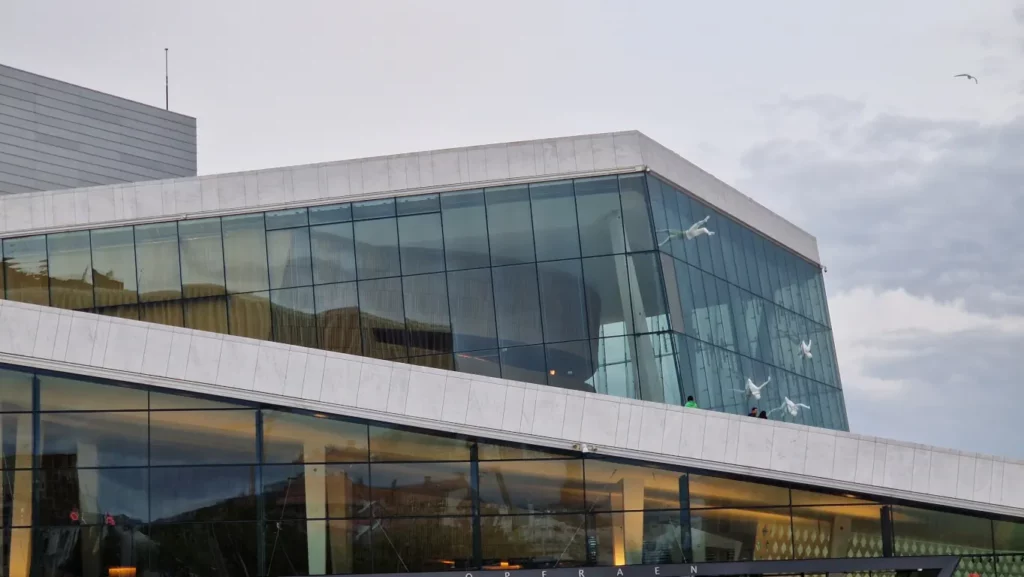 Fasadeutstillingen «Moving Still» sett mot 3. balkong i Operaen