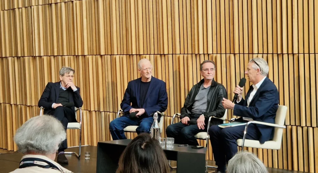 Sir Alistair Spalding i samtale med Jiří Kylián, Mats Ek og Mikhail Baryshnikov i Operaen