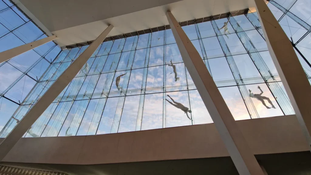 Jiří Kyliáns skulpturer på glassfasaden til Operaen