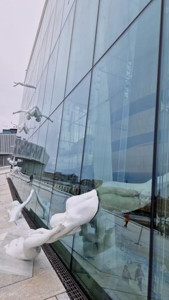 Dansere gjennom glassfasaden i Operaen