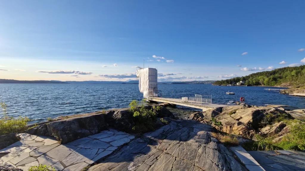tupetårnet på Ingierstrand bad innhyllet i presenning