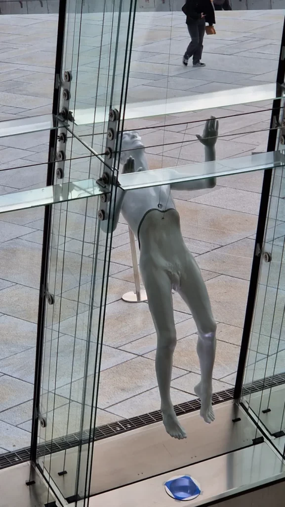 Nærbilde av Jiří Kyliáns skulptur sett fra 3. balkong