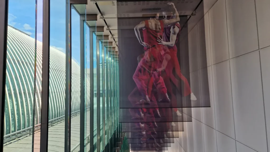 Kunst over rulletrappen ved Paul Hamlyn Hall