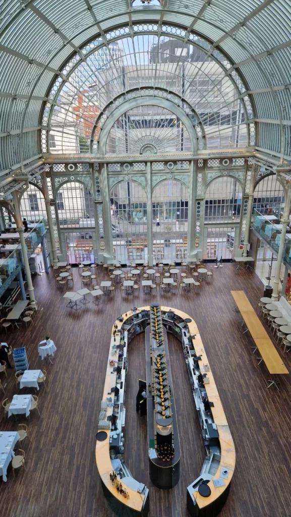 Allsidig barløsning i Paul Hamlyn Hall