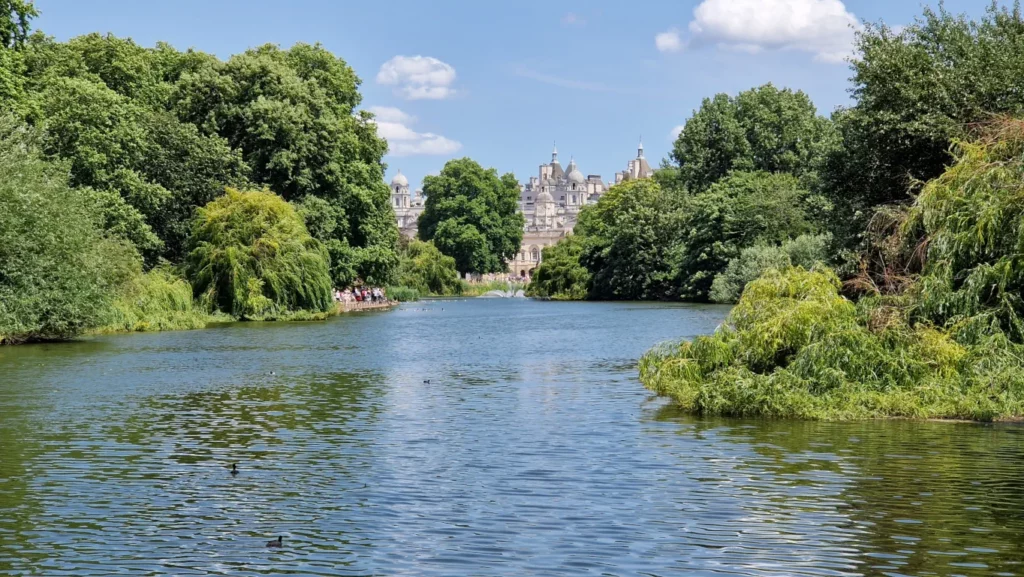 Horse Guards ved St. James's Park Lake i London