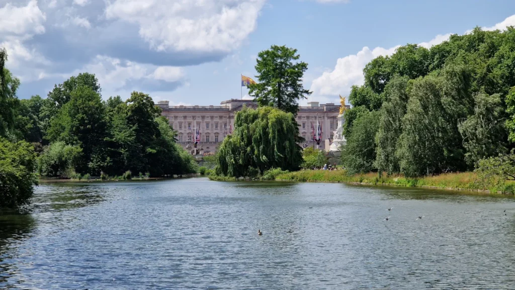 Buckingham Palace ved St. James's Park Lake i London