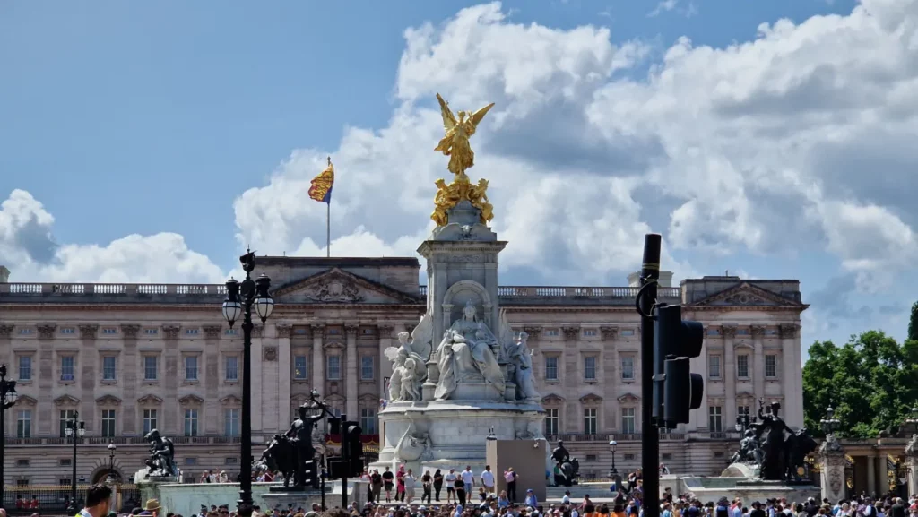The Royal Standard of the United Kingdom vaier over Buckingham Palace