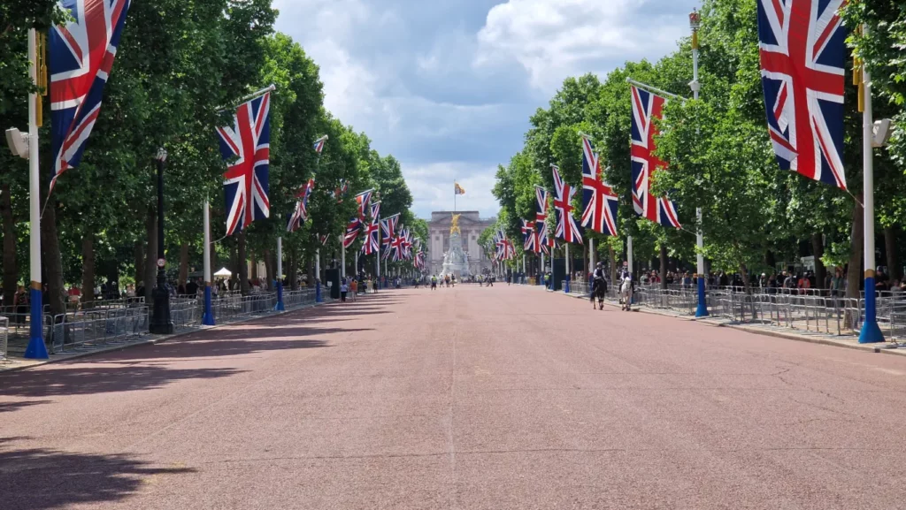 Flagg på The Mall og Buckingham Palace