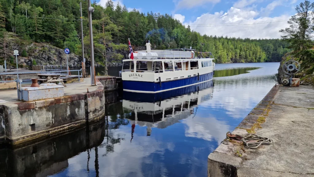 MS Brekke fortøyd ved Brekke sluser