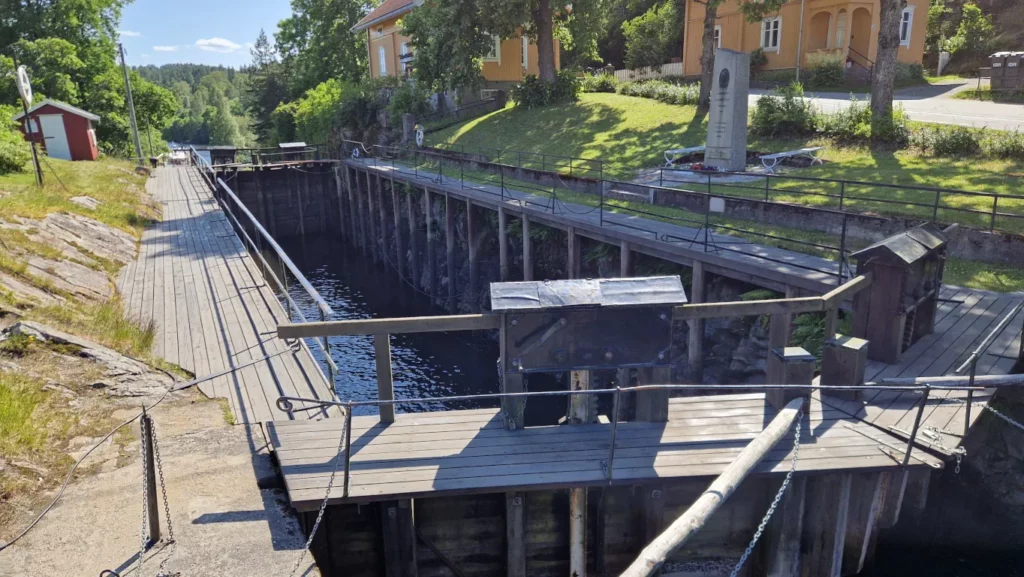 Ørje sluse og minnesteinen