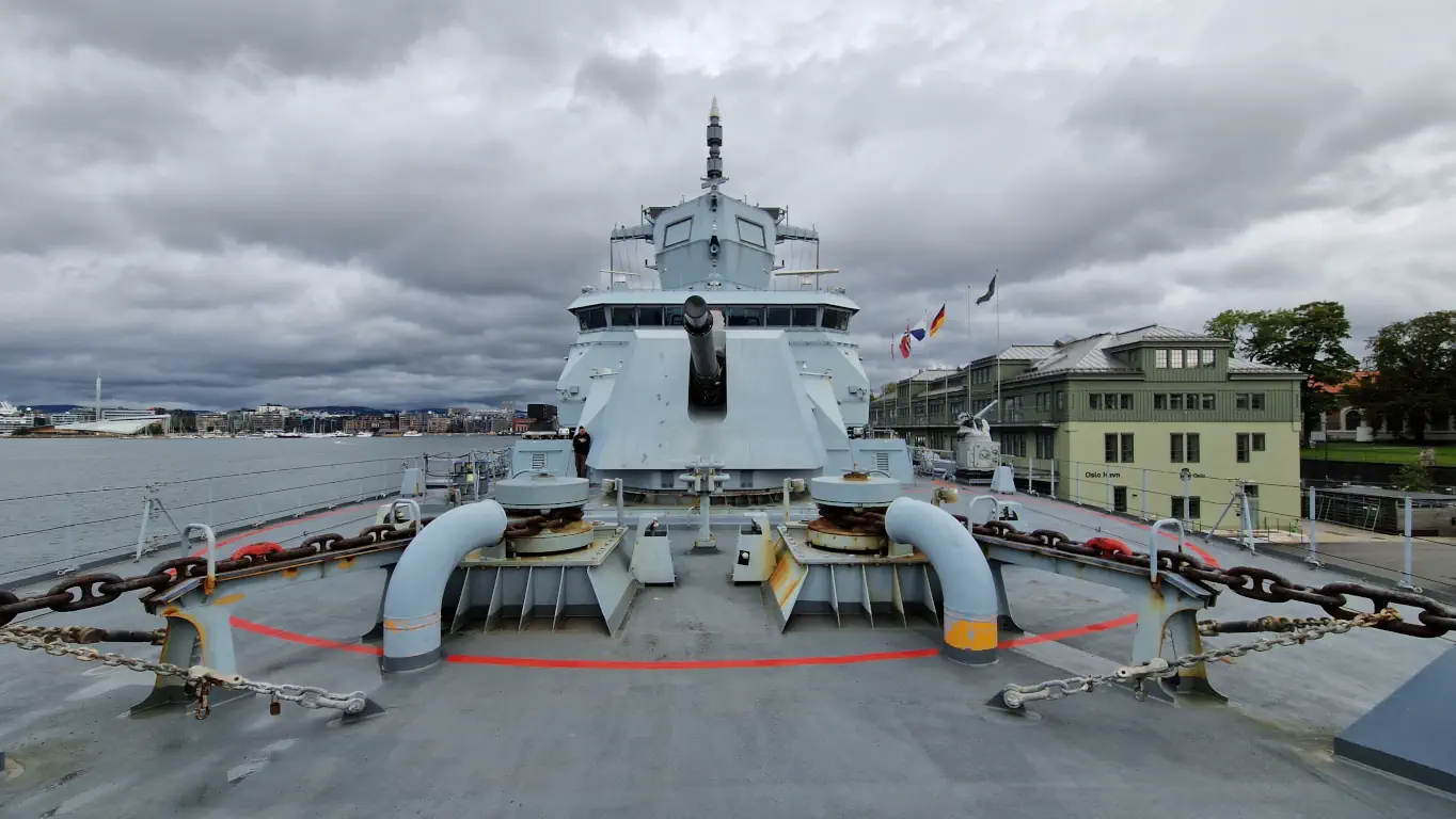 En fregatt, korvett og et hangarskip i Oslo