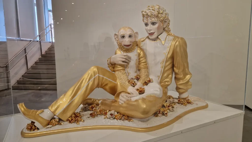 Michael Jackson and Bubbles 1988 av Jeff Koons
