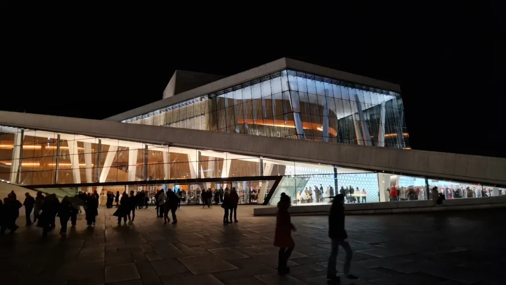 Publikum utenfor Operaen kvelden